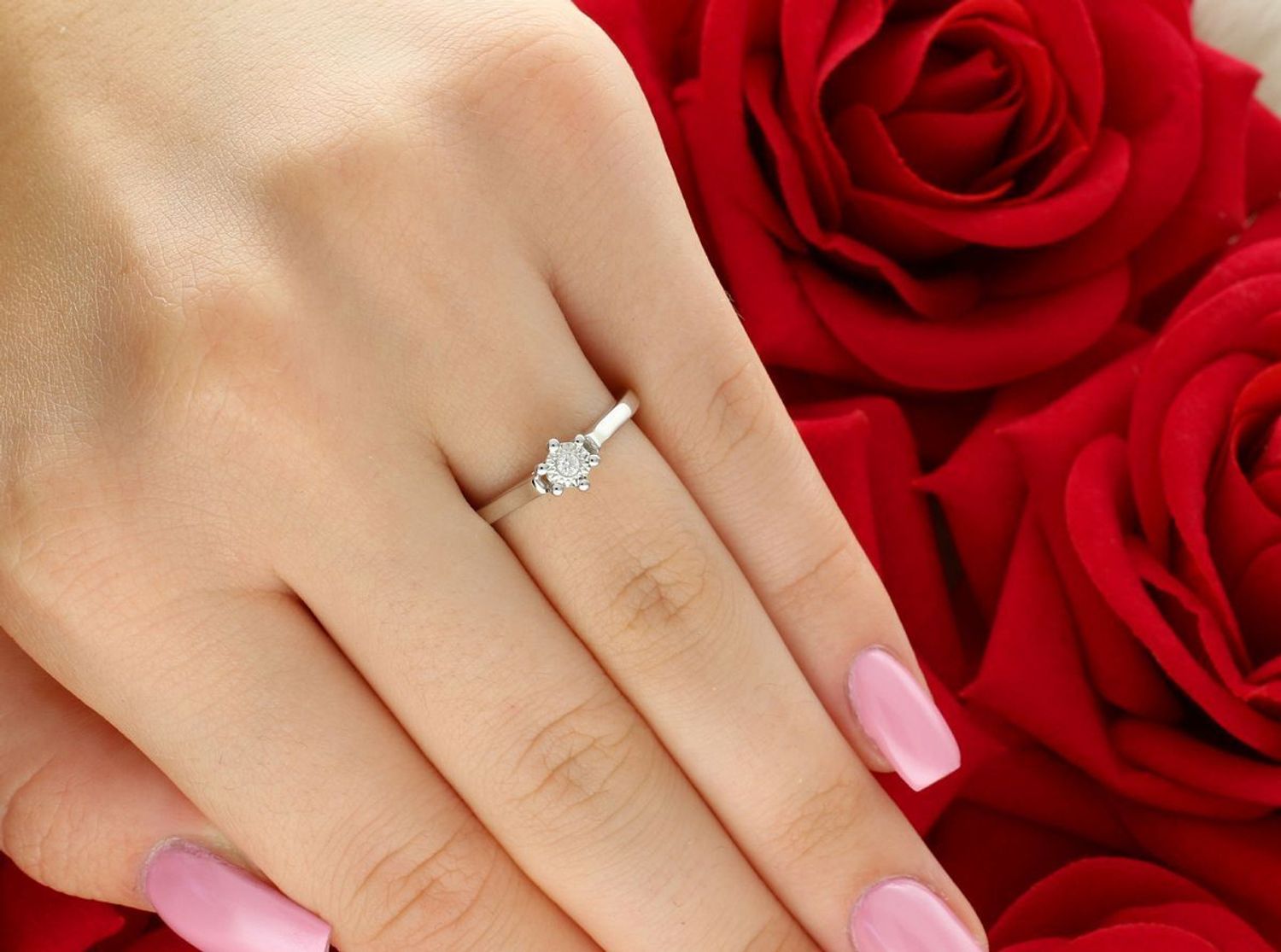 Klasyczny pierścionek z białego złota próby 585 z jednym diamentem 0,03 ct, barwa H, czystość SI. Certyfikat autentyczności kamienia. Idealny prezent1.jpg